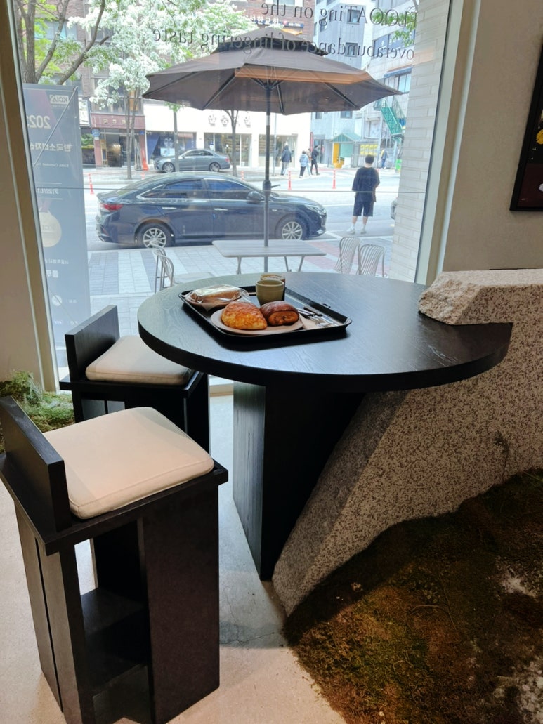 Solo Travel Korea: The Complete Female Solo Dining Guide — Safe Spots, Counter Seating & Confidence Tips
