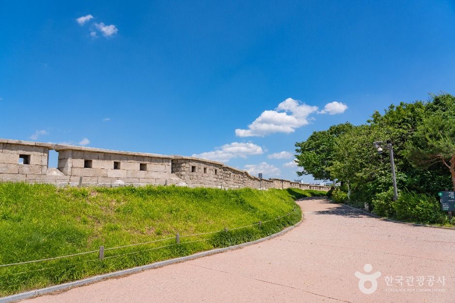 Naksan Park: Where Rumi Sang "Free" Under Seoul's Fortress Wall