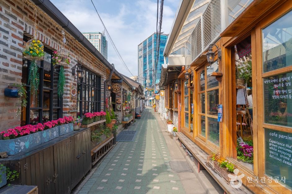 Ikseon-dong: Seoul's Retro Hanok Cafe District